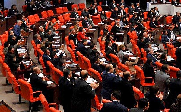 Başbakan konuşmasını bitirip salondan ayrılırken bazı CHP’li vekiller el salladı.