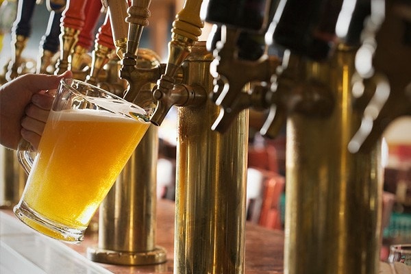 19. Есть лишь один мужской способ налить пиво — по стенке, наклонив стакан