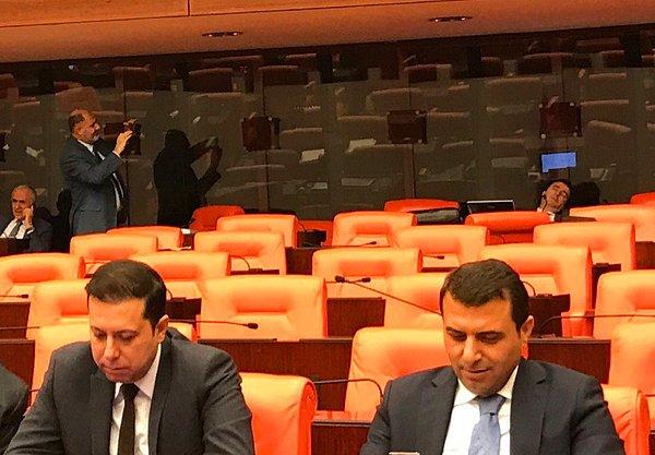 Vekil Şeker, uyuyan AKP'li vekillerin fotoğrafını paylaştı.