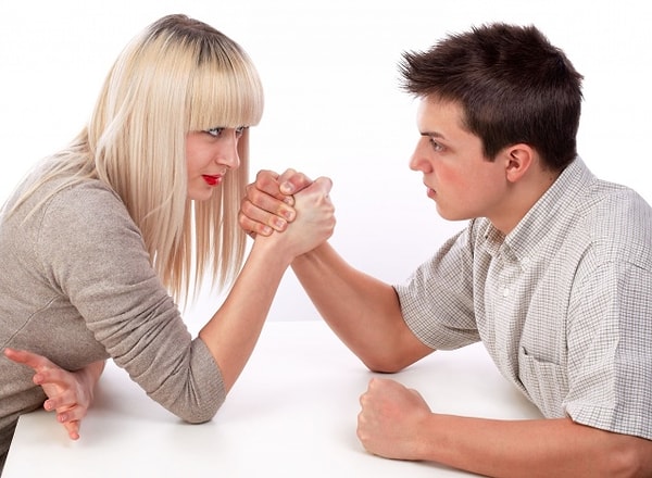 3. Когда она подвергает сомнениям ваши идеи и мнения, не спешите вступать в спор. Это признак того, что она вас уважает.