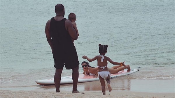 1. До недавнего времени обладательница пышных форм и любимица миллионов Ким Кардашян совсем забросила свой Instаgram и перестала появляться на тусовках. Оказалось, что все это время она предпочла провести в компании мужа Канье Уэста и их двоих детей