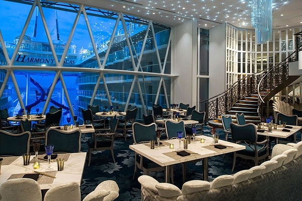 13. Особого внимания заслуживают каюты, которые есть на корабле