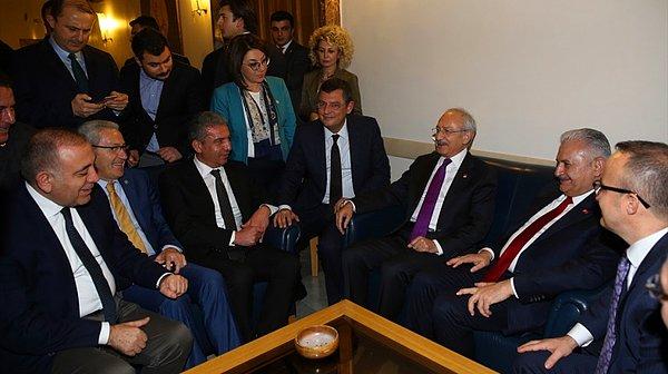 📷 Bu fotoğraf çok konuşuldu: Başbakan Yıldırım, CHP Genel Başkanı Kılıçdaroğlu ile muhalefet kulisinde
