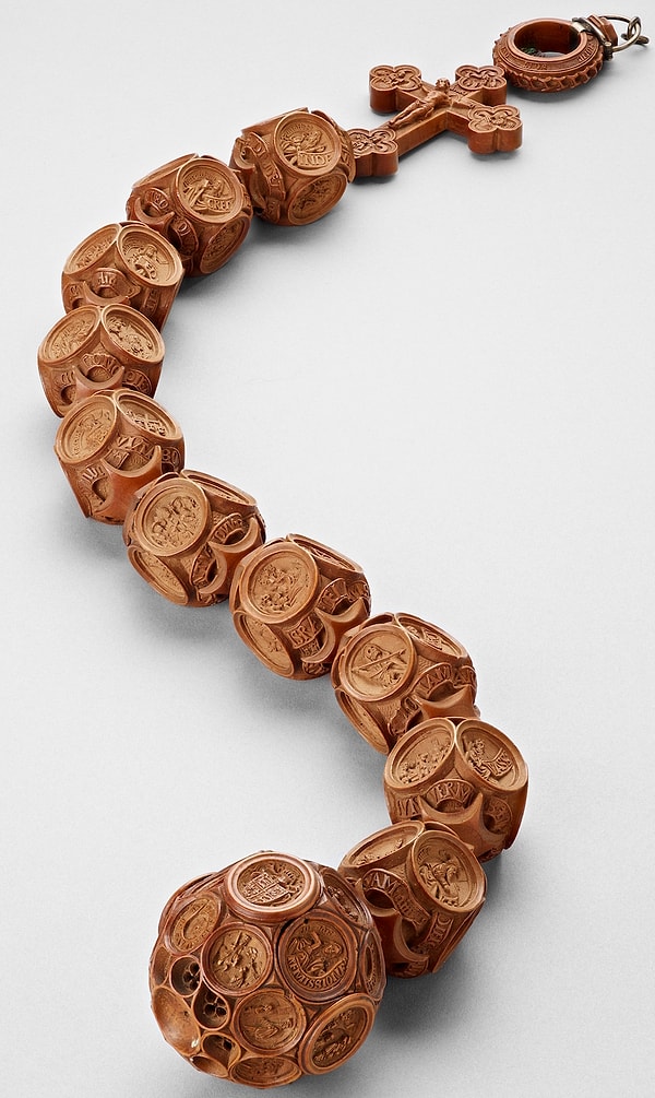 1. Фигурки, размер которых позволяет поместиться на ладони, и которые несут в себе религиозные иконографические темы 16-го века, были огромной тайной для ученых, долгое время работающих в этой области.