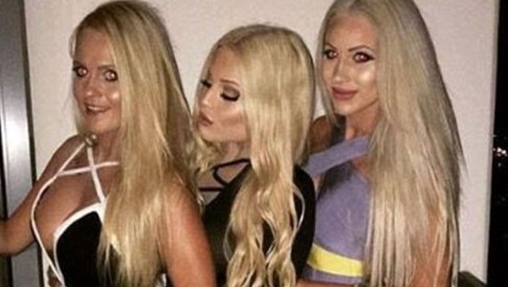 Женщина выглядит так, словно она сестра своих дочерей