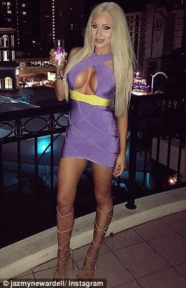 "Такие комментарии для меня, конечно, комплимент. Хотя люди и полагают, что я специально стараюсь походить на своих дочерей, это не так. Я с 15 лет вот такая блондинка. Это генетика".