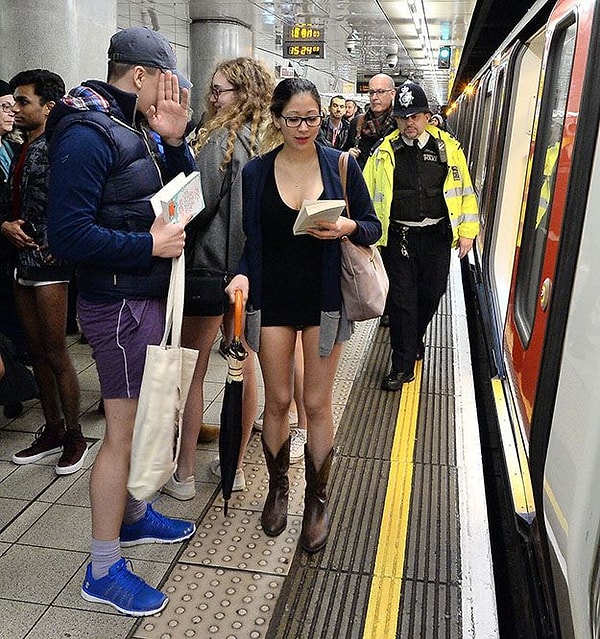 6. Платформы лондонского метро наводнили люди без штанов и те, кто удивлялся происходящему и явно был сбит с толку 😳