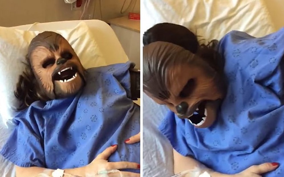 Женщина надела маску Чубакки во время родов