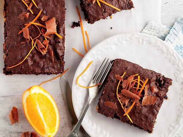 3. Brownie; çikolata severlerin en sevdiği tariftir, şüphesiz. Tezgahta en bol bulunan portakal ile denemeyi bir düşünün derim!
