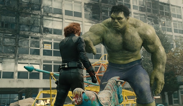 3. Штаны Халка - отдельная тема. Каким образом они остаются на профессоре после превращения - чуть ли не главная загадка вселенной Марвел. Что скажете, доктор Брюс Бэннер?