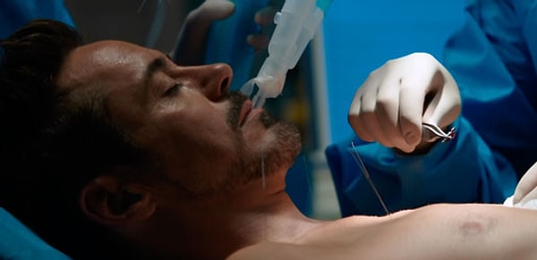 4. Шрапнель, которую не пускал к сердцу Тони электромагнит в его груди, оказывается, в любой момент можно было удалить хирургическим путем?!