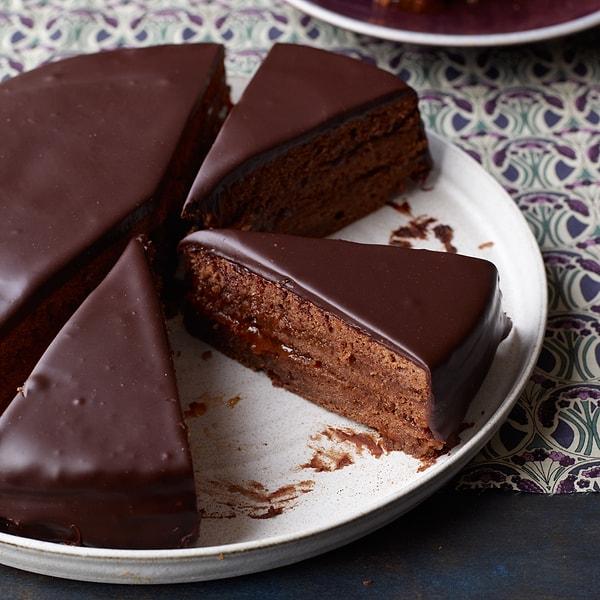 1. Sacher torte, yani kendinizi çikolataya vermenizi sağlayacak pasta!