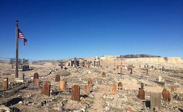 5. Также рядом с мотелем имеется небольшое старинное кладбище. Классно звучит, правда?