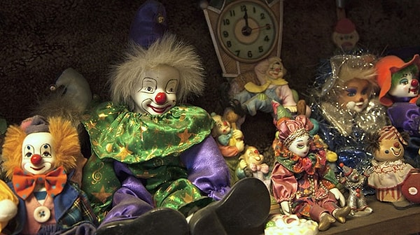 6. В вестибюле отеля находится более 500 разных фигурок клоунов, имеется даже чучело в натуральную величину — клоун, который сидит в кресле в холле