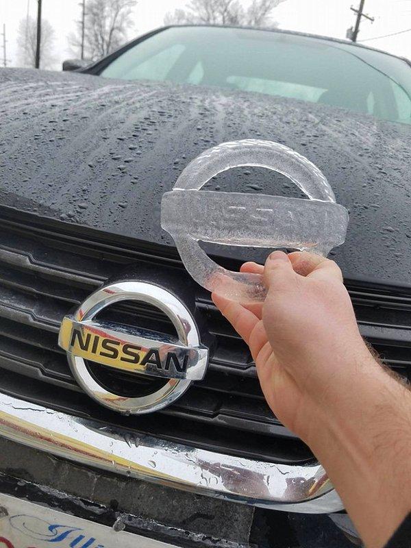 13. Otomobil logosunun etrafını kusursuz biçimde kaplayan buz kalıp.