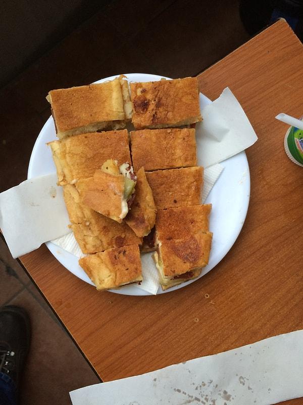 13. Öz Tiryaki ile özdeşleşen meşhur tost kendine has sunumu,tadı ve lezzeti ile sizi büyülüyor