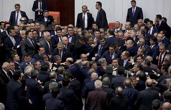 Arbede sırasında AKP, CHP ve MHP Genel Başkanları da salondaydı.