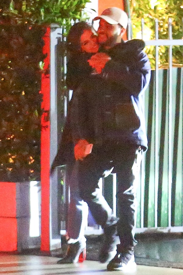 4. Интересно, как же события будут развиваться дальше, и почему пара так скоро появилась вместе на публике?