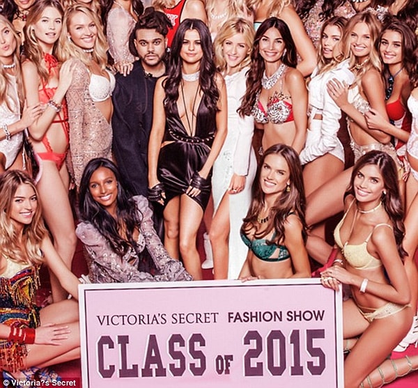 6. Что ж, по всей видимости поклонникам пар Хадид-Weeknd и Джелены пора начинать плакать кровавыми слезами