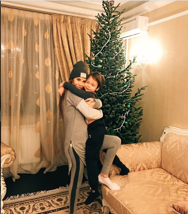 2. Из-за родов всей семье пришлось на время перебраться в Москву.