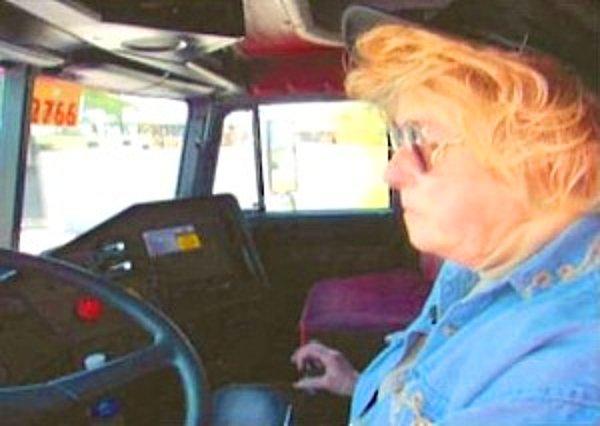 Kamyon şoförlüğü yaparak hayatını kazanan Teri Horton, günün birinde bi rehin dükkanına girer.