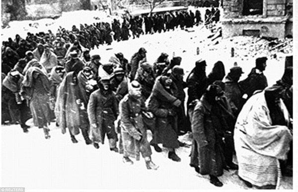 İkinci Dünya Savaşı'ndan bir sahneyi andırıyor: Stalingrad'daki Alman mahkumlar.