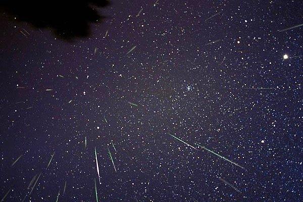Yapay meteor yağmuru gösterisi