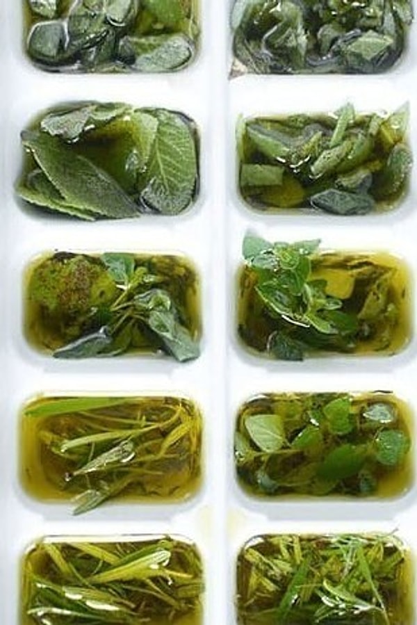 1. Заморозьте травы в оливковом масле для использования в салатах и других блюдах