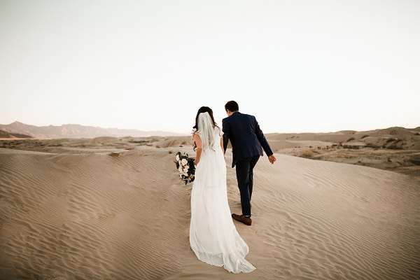 1. Пара, которая выглядит в пустыне легко и непринужденно