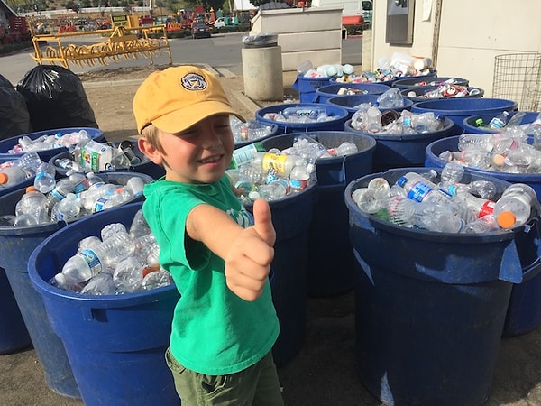 1. Райан попросил у родителей пустые пакеты, в которые соседи могли бы складывать использованные банки и бутылки.