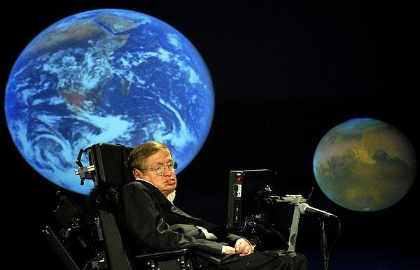 14. Dünyaca ünlü fizikçi ve evrenbilimci Stephen Hawking, bunun insanlık için kötü olacağını düşünenlerden.
