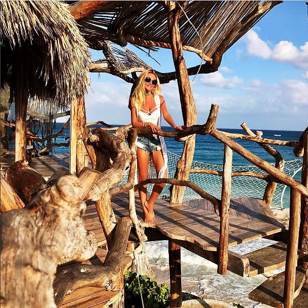 14. Модель Виктория Лопырева отлично проводит время в Мексике, в городе Тулум