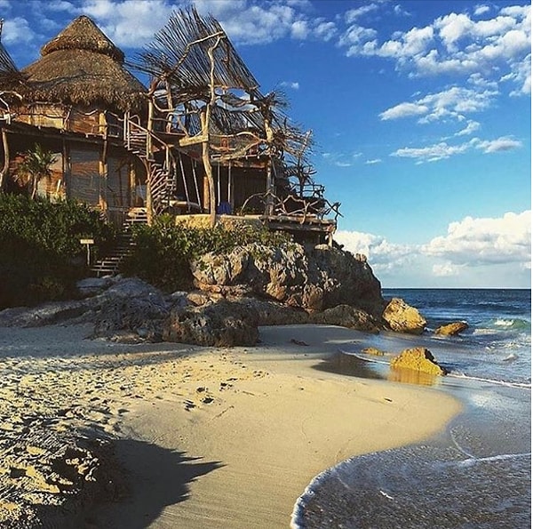 14. Модель Виктория Лопырева отлично проводит время в Мексике, в городе Тулум