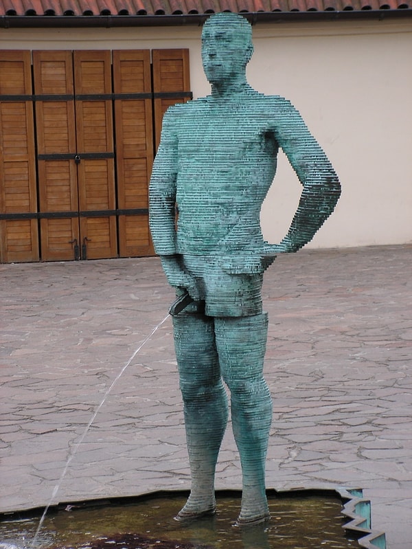 4. Почему вы не вытираетесь после того как пописали? Я имею в виду кончик, наверное он должен быть мокрым. Или вы просто игнорируете то, что моча попадает на ваше нижнее белье? Потому что то, что вы его просто стряхиваете не делает его сухим