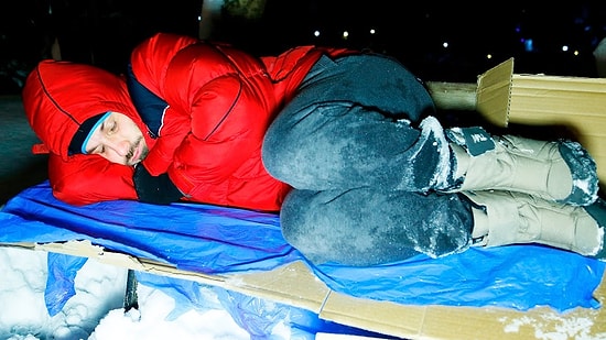 Uras Benlioğlu Geceyi Sokakta Geçirmek Zorunda Olanları Anlamak İçin En Soğuk Gecede Sokakta Sabahladı