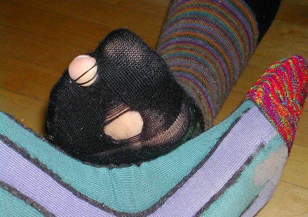 5. Parmakların fırtladığı delik çorap yerine cillop gibi yeni çorap giymek.