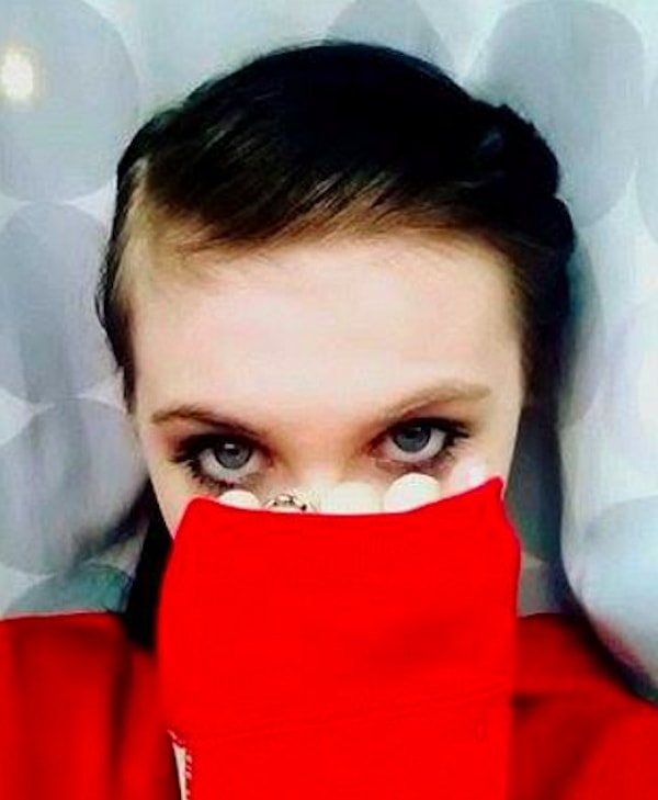 2. На видео она заявила, что подверглась сексуальному домогательству со стороны родственника