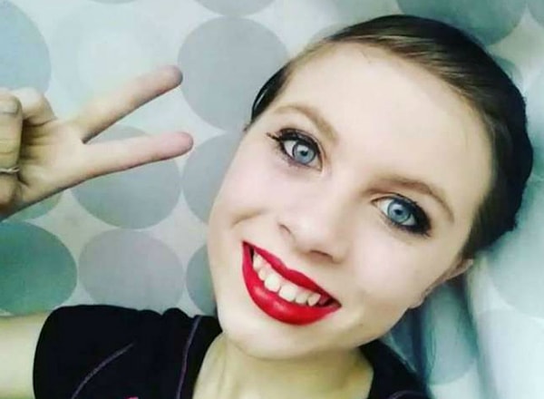 5. Видео заканчивается тем, что девочка 20 минут висит на дереве, пока женский голос зовет ее из дома