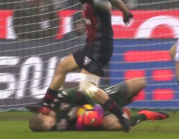 Milan'da forma giyen Gianluca Lapadula Joe Hart'la karşı karşıya kaldığı pozisyonda kendini kontrol edemeyince, kramponları İngiliz file bekçisinin yüzünü çizdi.