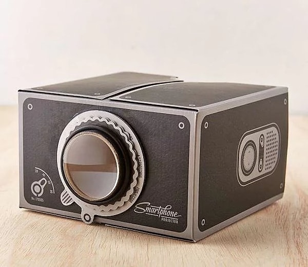 6. Еще помучаем вас цветами. Какого цвета этот картонный проектор для смартфона?