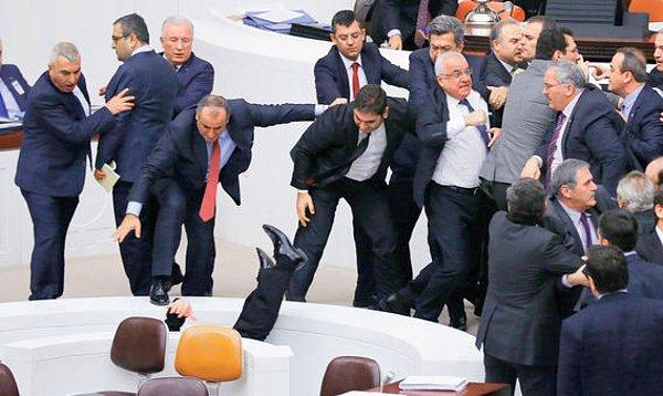 Şubat 2015'te İç Güvenlik yasa tasarısı görüşmeleri sırasında çıkan kavgada CHP Tokat Milletvekili Orhan Düzgün bu boşluktan düşerek yaralanmıştı