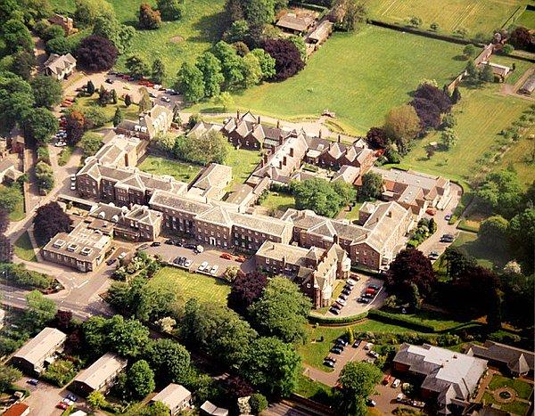 "The Retreat" İngiltere'nin York şehrinde Quakers mezhebi için hizmetleri arttırmak amacıyla 1976'da kurulan bir akıl hastanesiydi...