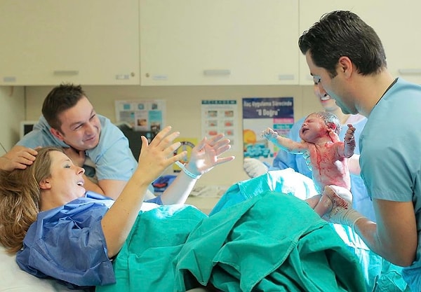 1. Объектив ее камеры ловит те самые моменты, забыть которые человек не может никогда. Например, когда мать впервые видит своего малыша!