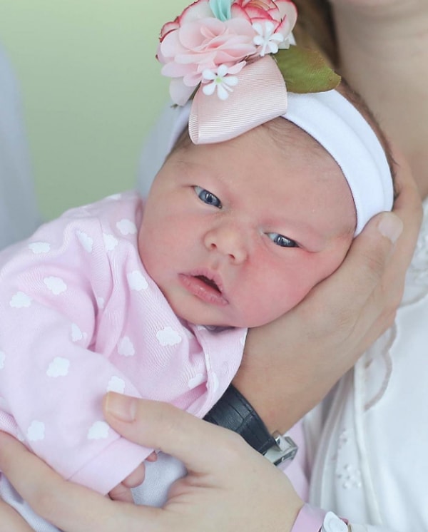 4. Когда первый раз мама берет на руки свою дочь.☺️