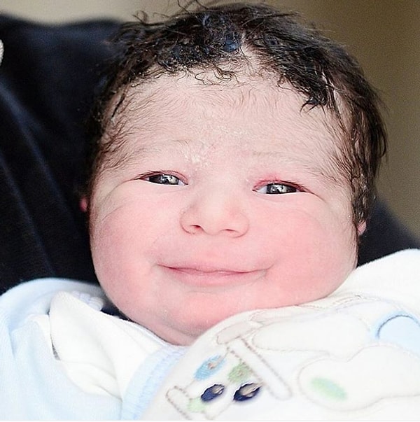 12. Ему всего несколько часов отроду, а он уже улыбается! ☺️