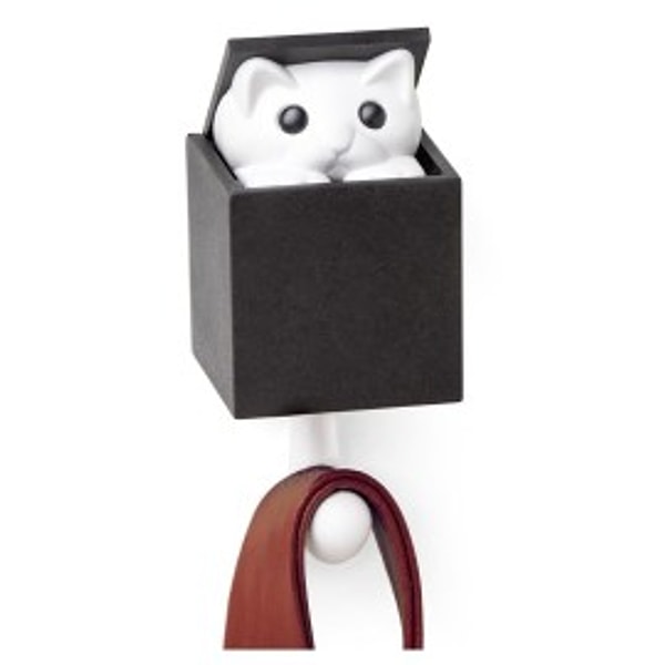 3. Очаровательная вешалка в виде выглядывающей кошки