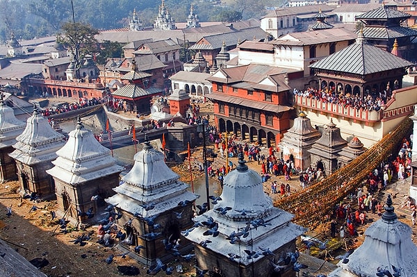 10. Что нельзя проносить в храм в Непале?