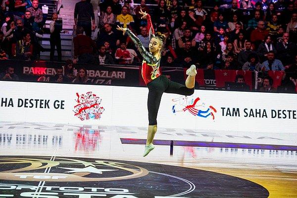Dünya Aerobik Cimnastik Şampiyonu, Ayşe Begüm Onbaşı da sergilediği performansla hayran bıraktı.
