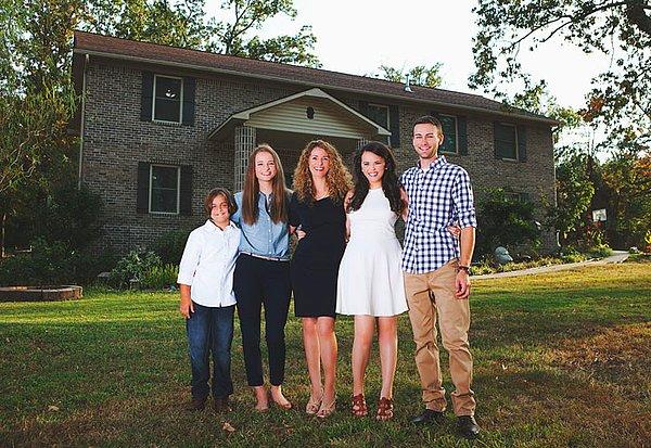 Bu aile, Cara Brookins ve çocukları Jada, Roman, Drew ve Hope.