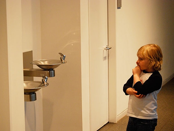 9. "Взяла сына на выставку современного искусства и сказала, что он должен думать над каждым произведением искусства, пытаясь понять, что хотел сказать автор. Я не уверена, но похоже, что у меня растет еще тот умник"